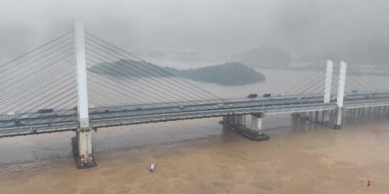 广东佛山九江大桥防撞墩受船舶擦碰，船只淹没